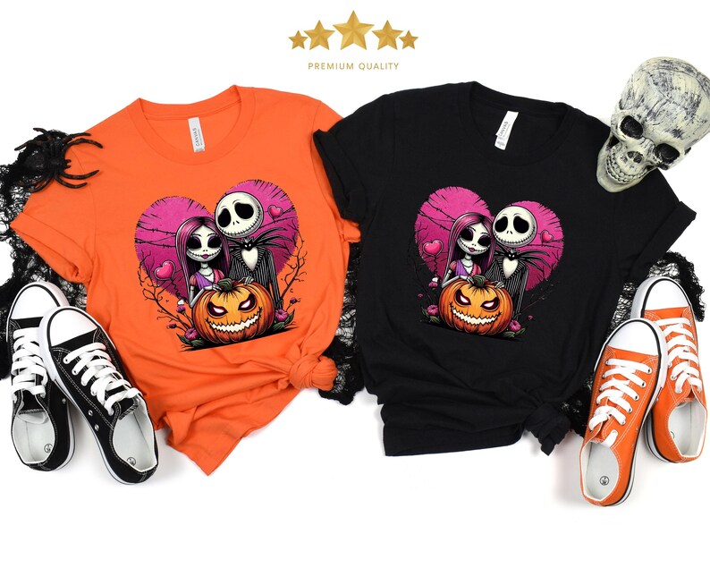 Puede incluir: Dos camisetas, una naranja y otra negra, con un dise&ntilde;o tem&aacute;tico de Halloween. El dise&ntilde;o incluye a Jack Skellington y Sally, un fondo en forma de coraz&oacute;n y una calabaza tallada. Tambi&eacute;n se ven zapatillas negras y blancas y zapatillas naranjas.