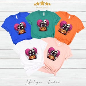 Puede incluir: Cinco camisetas de manga corta en azul, verde, naranja, blanco y rosa. Cada camiseta presenta un gr&aacute;fico de dos personajes frente a un coraz&oacute;n y una calabaza. Las palabras "Premium Quality" est&aacute;n encima de las camisetas.