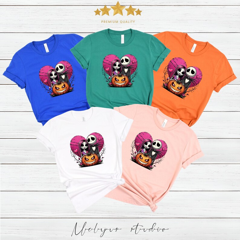 Puede incluir: Cinco camisetas de manga corta en azul, verde, naranja, blanco y rosa. Cada camiseta presenta un gr&aacute;fico de dos personajes frente a un coraz&oacute;n y una calabaza. Las palabras "Premium Quality" est&aacute;n encima de las camisetas.