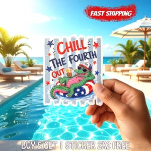 Peut inclure: Un autocollant avec un alligator de dessin animé portant des lunettes de soleil et un chapeau USA, se relaxant sur un bouée rouge, blanche et bleue. Le texte dit "Chill the Fourth Out" avec des étoiles. En arrière-plan, une piscine et des palmiers.