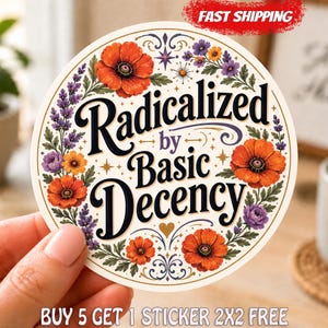 Könnte beinhalten: Ein runder Aufkleber mit cremefarbenem Hintergrund und dem schwarzen Text Radicalized by Basic Decency in der Mitte. Das Design ist von einem bunten Blumenrand aus orangefarbenen Mohnblumen, violettem Lavendel und kleinen gelben Blüten mit grünen Blättern umgeben.