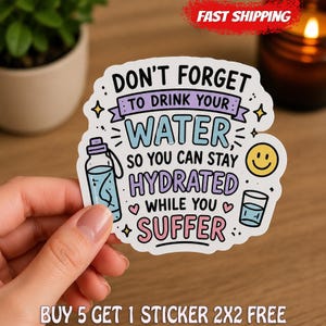 Può includere: Un adesivo bianco fustellato con il testo nero DON'T FORGET TO DRINK YOUR WATER SO YOU CAN STAY HYDRATED WHILE YOU SUFFER. Il design include una borraccia azzurra, una faccina gialla sorridente e un bicchiere d'acqua con cuori rosa.