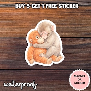 Puede incluir: Una pegatina con dos monos de dibujos animados abrazándose. Uno es naranja, el otro gris. La pegatina está etiquetada como "waterproof" e incluye el texto "BUY 5 GET 1 FREE STICKER". Un círculo rosa dice "MAGNET OR STICKER".