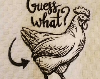 Pode incluir: Ilustração em preto e branco de uma galinha com o texto "Guess what?" acima dela. Uma seta aponta para a parte traseira da galinha.