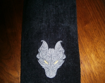 Toalla de mano bordada de lobo oscuro