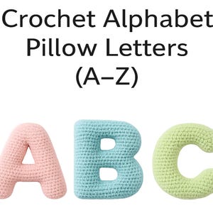 Puede incluir: Letras de almohada de alfabeto de ganchillo A, B y C en rosa, azul y verde. Las letras están hechas de hilo y se muestran sobre un fondo blanco. El texto "Crochet Alphabet Pillow Letters (A-Z)" está en la parte superior.