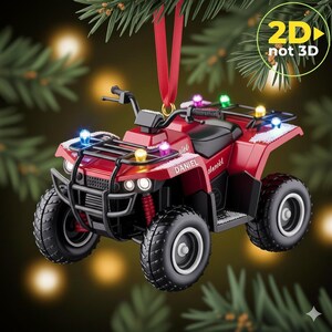 Può includere: Ornamento natalizio a forma di quad rosso con il nome "Daniel" sul lato. L'ornamento ha pneumatici neri, un sedile nero ed è decorato con piccole luci colorate. Un nastro rosso è attaccato per appenderlo. Il testo "2D not 3D" è nell'angolo in alto a destra.