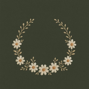 Puede incluir: Una corona floral bordada con margaritas blancas con centros beige y hojas y tallos dorados. La corona se encuentra sobre un fondo verde oscuro, creando una estética natural y elegante.