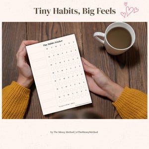 Puede incluir: Un rastreador de pequeños hábitos beige con una cuadrícula para el seguimiento diario, sostenido por una persona que lleva un suéter amarillo. El texto "Tiny Habits, Big Feels" está en la parte superior, con una taza de café en el fondo.