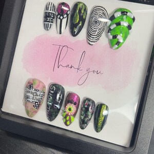 Beetle juice pers op de nagels