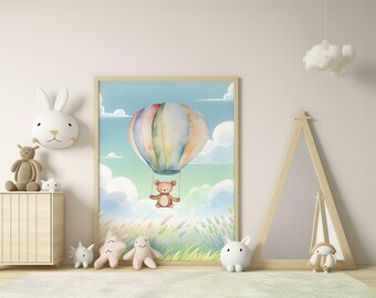 以下が含まれることがあります： 青い空に浮かぶ、バスケットに入ったテディベアが描かれた熱気球の水彩画の額入りプリント。気球はパステルカラーのストライプ模様です。部屋にはウサギの頭の壁飾りとぬいぐるみがあります。