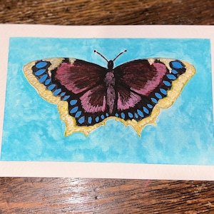 Cartão postal de borboleta com capa de luto pintada à mão