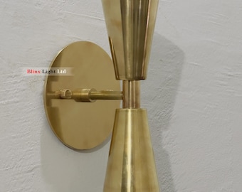 Lámpara de pared moderna de mediados de siglo, aplique de pared de latón moderno, lámpara de pared de doble cono, lámpara de pared de latón hecha a mano para dormitorio o pasillo.