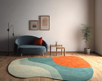 Könnte beinhalten: Ein moderner, abstrakter Teppich mit einer einzigartigen, organischen Form. Der Teppich hat ein Farbblock-Design mit Abschnitten in Hellgrün, Türkis und Orange. Er liegt auf einem Holzboden und ergänzt die Raumausstattung.