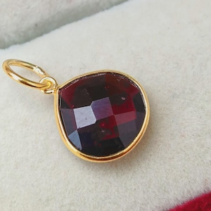 Natürlicher Granat Charm, 18k Gold Charm, Granat Charm Edelstein, Solid Gold Charm, handgemachter Gold Charm, Gold Anhänger, Gold Charm, Geschenk für sie
