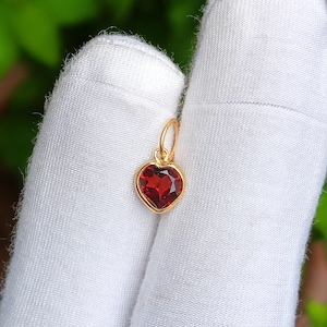 Natürlicher Granat Charm, 18k Gold Charm, Herz Charm, roter Granat Charm, Massivgold Charm, handgemachter Gold Charm, Gold Anhänger, Geschenk für sie