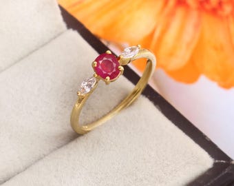 Anel de ouro 14k feito à mão: anel de aniversário com pedra preciosa de rubi natural e moissanita
