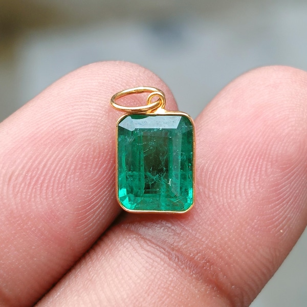 Handgemachter Smaragd Charm Anhänger aus 18k Solid Gold - Zierlicher Edelstein Schmuck