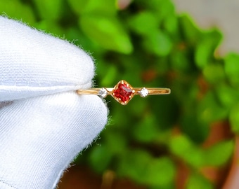 Pierścionek z naturalnym kwadratowym granatem: minimalistyczny pierścionek z litego złota 14K