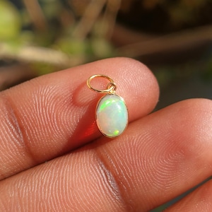 Elegant 18k guld etiopisk opal berlockhänge - Handgjorda smycken
