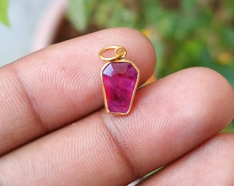 Handgemaakte 18k gouden robijnrode kisthanger, sierlijke edelsteensieraden