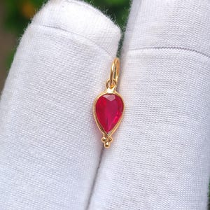 Rubin Gold Charm, 18k Solid Gold Charm, Rubin Charm, Solid Gold Charm, Handgemachter Gold Charm, Gold Charm Anhänger, zierlicher Charm, Goldanhänger