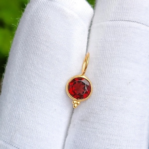 Natürlicher Granat Charme, solider 18k Gold Charme, handgemachter Charme Anhänger, Edelstein Charme, Gold Charme, Birthstone Charme Anhänger, zierlicher Gold Charme