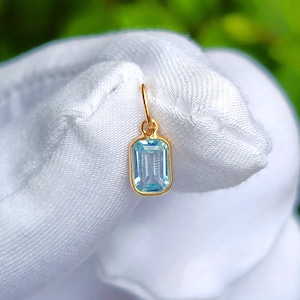 Natürlicher blauer Topas Anhänger, 18k Solid Gold Charm, Topas Charm Anhänger, Gold Charm, handgemachter Gold Charm, Gold handgemachter Anhänger, Geschenk für sie