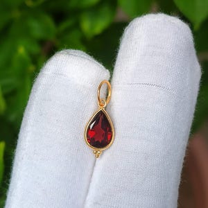 Natürliche Granat Charme, 18k Solid Gold Charme, Granat Charme Anhänger, Gold Charme, handgemachte Gold Charme, Gold handgemachte Anhänger, zierliche Gold Charme