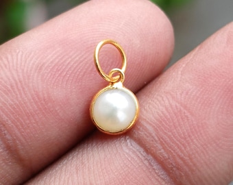 Delicado colgante de perla de oro macizo de 18 quilates - Hecho a mano