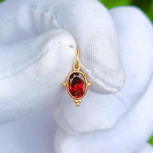 Natürlicher Granat Charme, 18k Solid Gold Charme, Granat Charme Anhänger, Gold Charme, handgemachter Gold Charme, zierlicher Charme Anhänger, Geschenk für sie