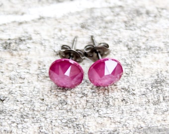 Pendientes de titanio, lacados con cristales de Swarovski rosa peonía, hipoalergénicos.