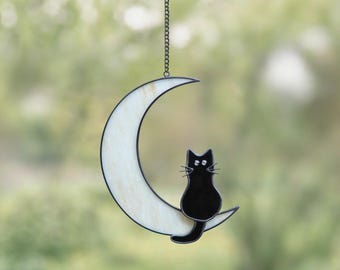 天上の黒猫ステンドグラス - 三日月と花咲く夜空が描かれたユニークな