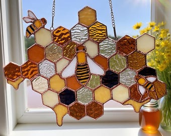 ステンドグラスの蜂の巣サンキャッチャー：手作りのハニカム窓飾り
