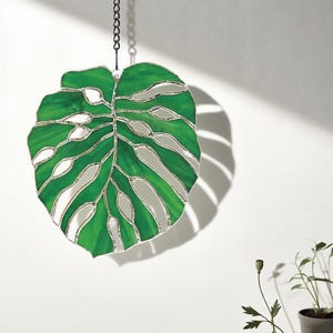 Stained Glass Leaf Suncatcher – Green Leaf Window Hanging, Handmade Nature Inspired Home Decor, Botanical Gift