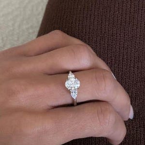Elegant 1.5 Carat Round Cut Moissanite Diamond Engagement Ring, 14k White Gold, Three-Stone Setting, Size 7, Timeless & Sparkling Design