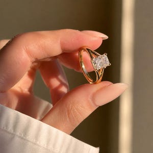 Verlovingsring met stralend geslepen moissanite, 14 karaats geelgoud, gespleten ringband, solitaire, bruidssieraad