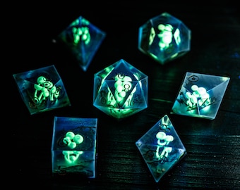 暗闇で光るマッシュルーム樹脂製ダイスセット：シャープエッジ多面体DNDダイス