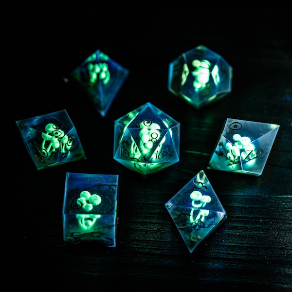 Juego de dados de resina con forma de hongo que brillan en la oscuridad: dados poliédricos DND con borde afilado