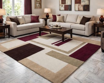 Könnte beinhalten: Wohnzimmer mit beigem Sofa, dunkelbraunem Couchtisch und geometrischem Teppich mit bordeauxfarbenen, beigen und braunen Mustern. Zwei passende Beistelltische mit Lampen flankieren das Sofa.