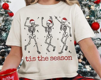 Dit is het seizoen, png PNGEgg | Gotische kerst | Vrolijke Creepmas | Dansend skelet, png | Kerstskelet | Griezelige kerst-png | Ironische kerst