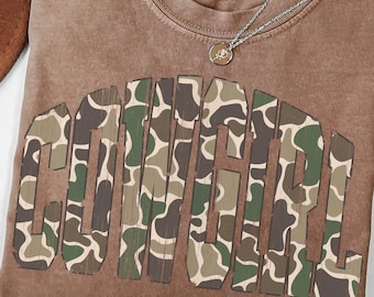 Vaquera de camuflaje desgastado PNG / Chica de campo PNG / Grunge occidental PNG / Diseños de vaquera / Gráficos de vaquero / Concierto occidental PNG / Mamá cazadora