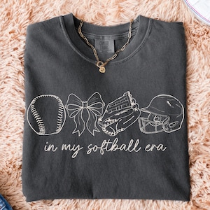 Handgetekend in mijn softbaltijdperk | Verontruste softbaldoodles, png Softbal Mama Png | Softbalontwerp | Speldag, png-bestand | Coquette Sport png