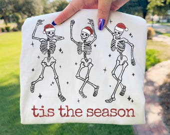 Dit is het seizoen, png PNGEgg | Gotische kerst | Vrolijke Creepmas | Dansend skelet, png | Kerstskelet | Griezelige kerst-png | Ironische kerst