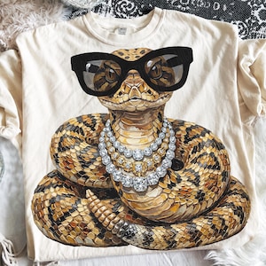 Serpiente de cascabel glamurosa PNG / Diseño brillante / Diseños cotidianos / PNG elegante / Gráfico de estampado animal preppy / Serpiente linda PNG / Mascota de serpiente de cascabel /