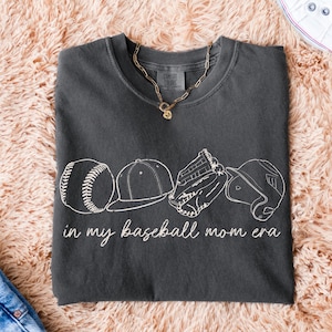Handritad i min basebollmamma-era | Nödställda basebollklotter PNG | Basebollmamma PNG | Basebolldesign | Matchdag PNG | Basebollsäsong