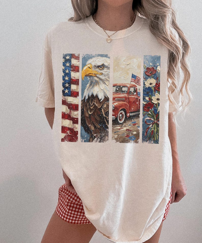 Puede incluir: Camiseta color crema con un dise&ntilde;o patri&oacute;tico. El gr&aacute;fico incluye una bandera estadounidense, un &aacute;guila calva, una camioneta roja con una bandera y flores. El dise&ntilde;o est&aacute; dividido en paneles verticales, creando un efecto visual &uacute;nico.