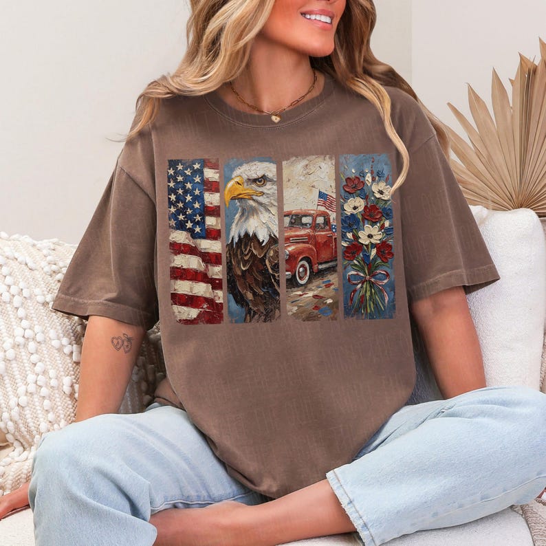 Puede incluir: Camiseta marr&oacute;n con un dise&ntilde;o patri&oacute;tico. El gr&aacute;fico incluye una bandera estadounidense, un &aacute;guila calva, una camioneta roja con una bandera y un ramo de flores. La camiseta es de corte holgado.