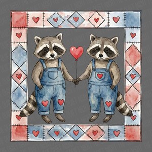 Pu&ograve; includere: Illustrazione ad acquerello di due procioni che si tengono per mano e con un palloncino rosso a forma di cuore. Indossano salopette di jeans blu con toppe a forma di cuore rosse. L'immagine &egrave; incorniciata da un bordo patchwork di quadrati rossi, blu e bianchi con cuori.