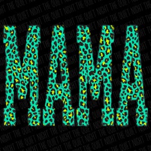 K&ouml;nnte beinhalten: Das Wort MAMA ist in gro&szlig;en Blockbuchstaben mit einem lebendigen Leopardenmuster in T&uuml;rkis und Limettengr&uuml;n geschrieben. Der Hintergrund ist schwarz und zeigt den wiederholten Text THE QUIET NIGHT in einer dezenten dunkelgrauen Schrift.